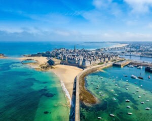 Vue aérienne de Saint-Malo intramuros et de la mer