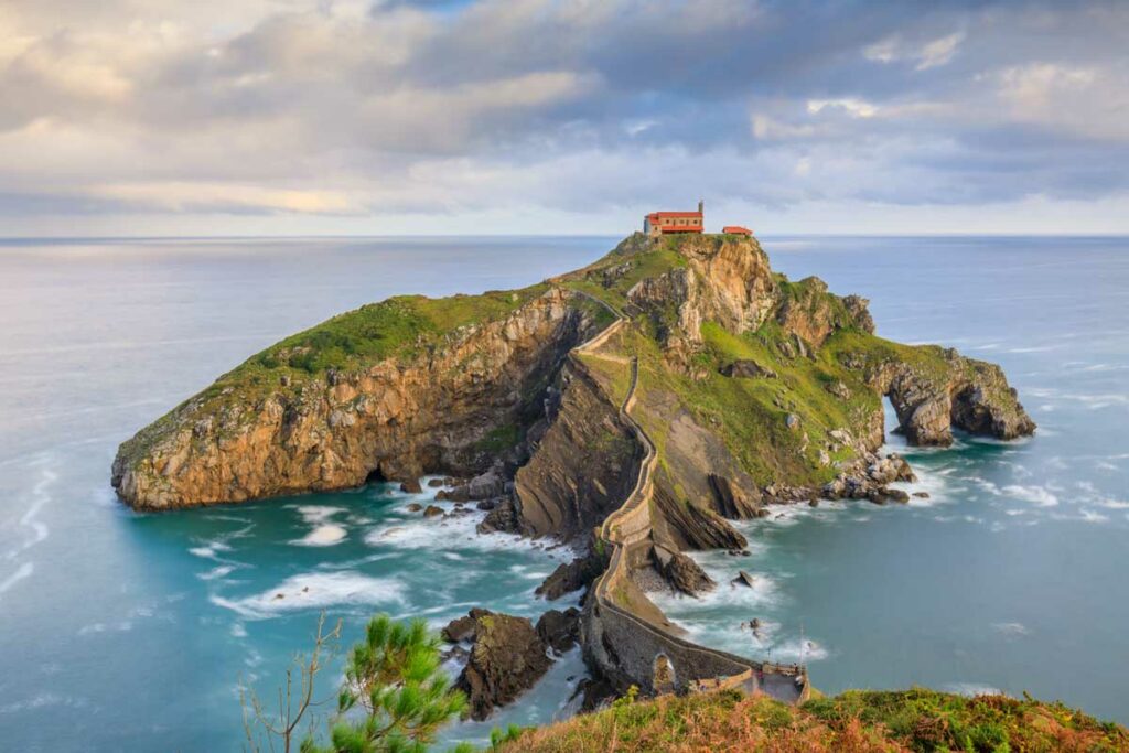 San Juan de Gaztelugatxe entouré de l'océan Atlantique, Pays-Basque