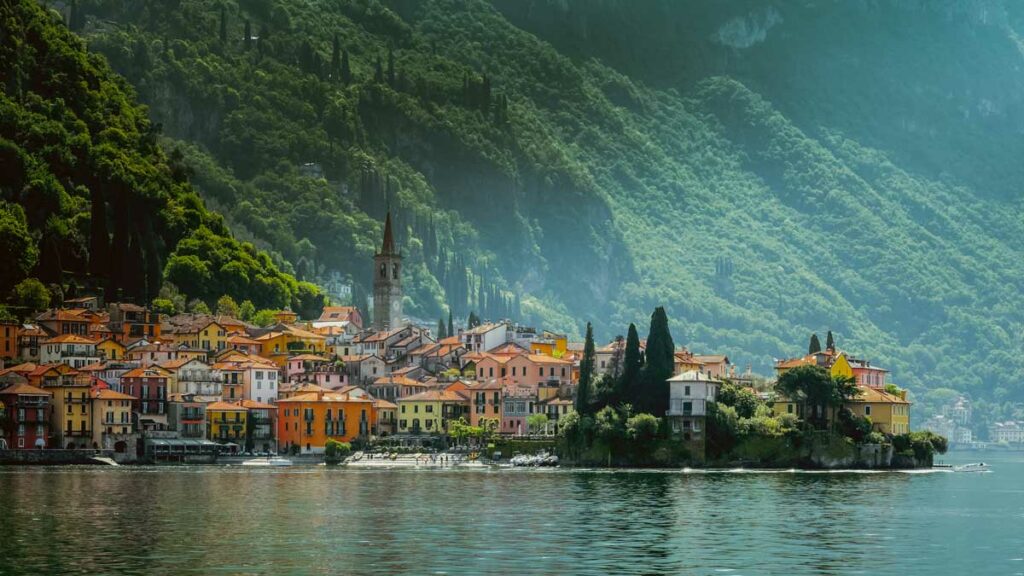 Village sur le bord du lac de Côme, Italie
