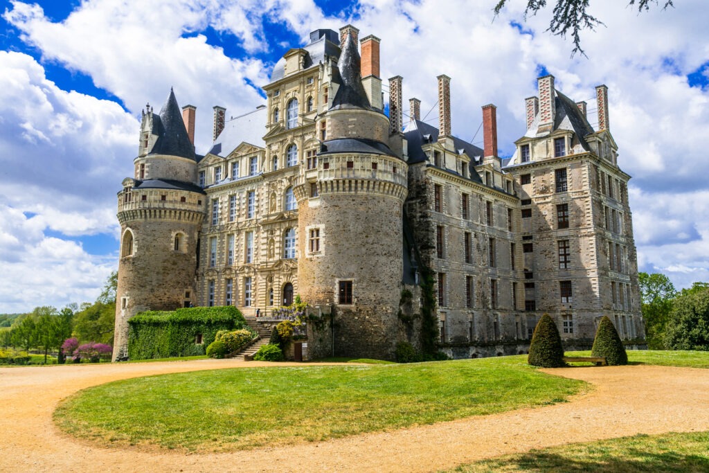 Le château de Brissac entouré de son parc vu d'un van aménagé
