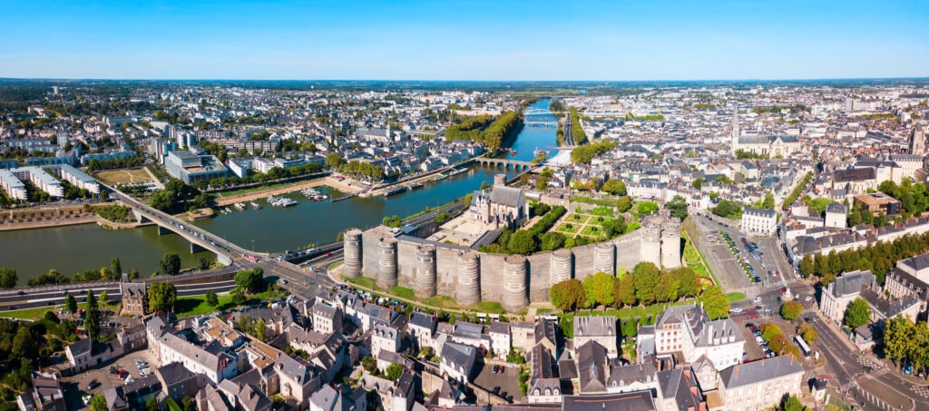 vue aérienne de la ville d’Angers et de son château