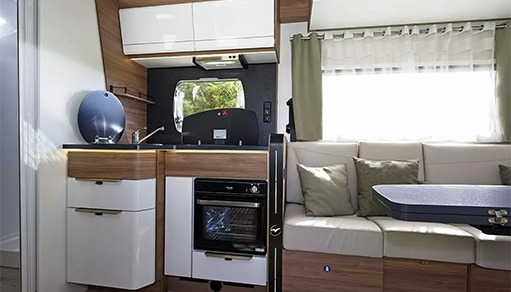 roots-evasion-pilote-camping-car-P626D-intérieur-cuisine