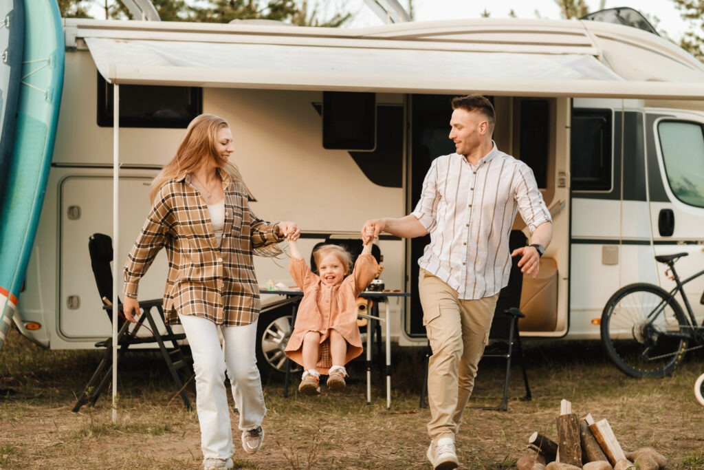 couple avec un enfant en voyage en camping-car