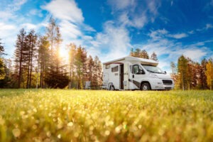 camping-car garé dans une plaine