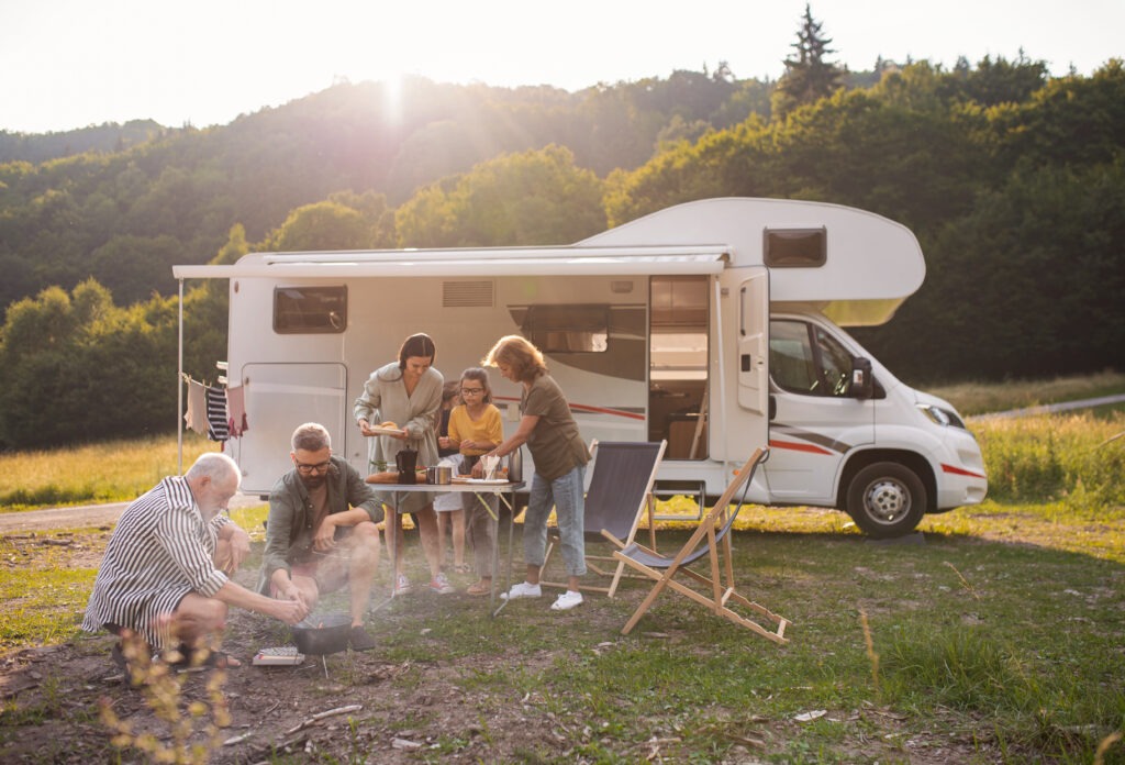 famille qui voyage en camping-car