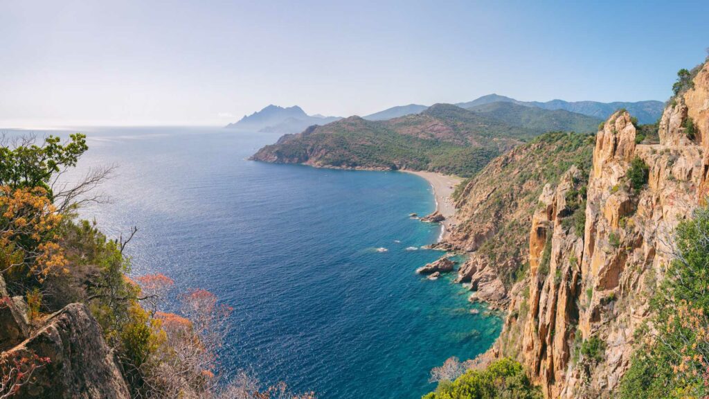 Ville de Porto en Corse à l’occasion d’un roadtrip en camion aménagé