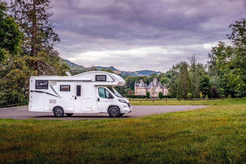 Camping car aménagé sur un parking en Maine et Loire près d’Angers