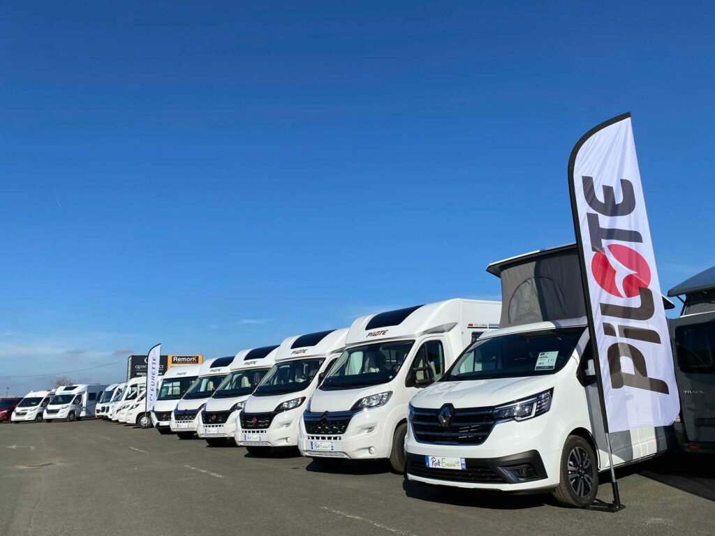 Rangée de camping-cars et vans disponibles à la location chez Roots Evasion Angers