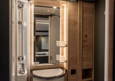 Salle de bain confortable et bien agencée dans un camping-car récent