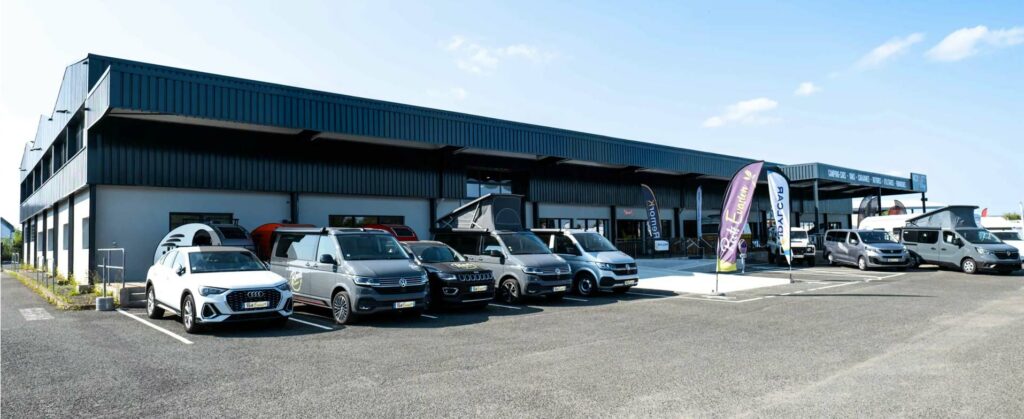 Concession Roots Evasion à Angers présentant une large gamme de camping-cars, vans et fourgons aménagés à vendre
