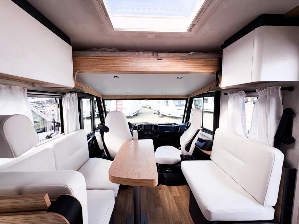 Intérieur lumineux et ergonomique d’un camping-car intégral pour couple