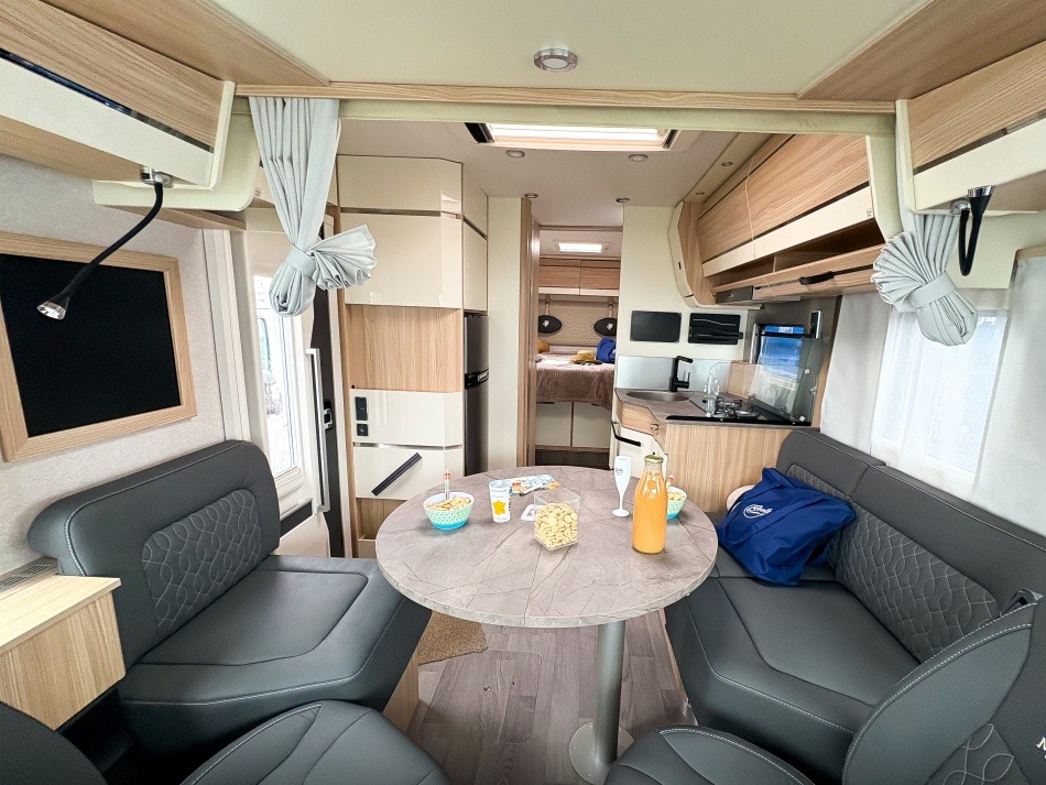 Aménagement intérieur spacieux et tout équipé pour longs séjours en camping car intégral