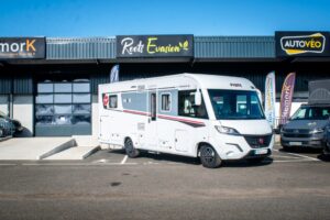 Camping-car intégral Pilote stationné devant Roots Evasion à Angers