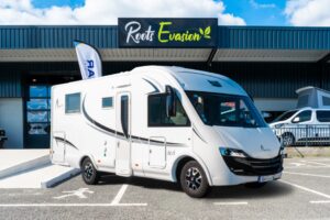 Camping car d’occasion devant l’agence Roots Évasion à Angers