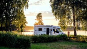 Camping-car profilé stationné en pleine nature, illustration du confort et de la maniabilité des véhicules Roots Evasion
