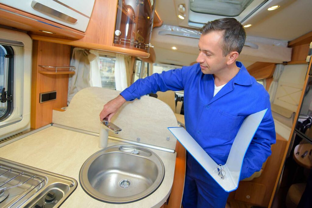 Contrôle d’un camping-car d’occasion par un professionnel avant la vente