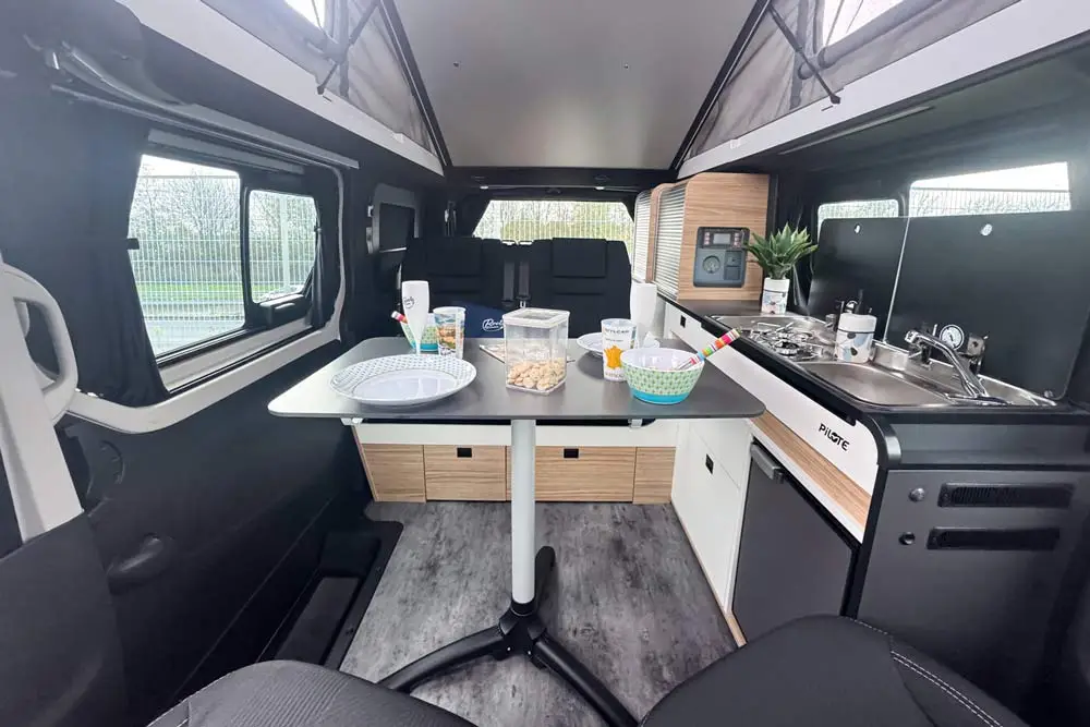 Roots-evasion-van-Pilote-angers-interieur-2
