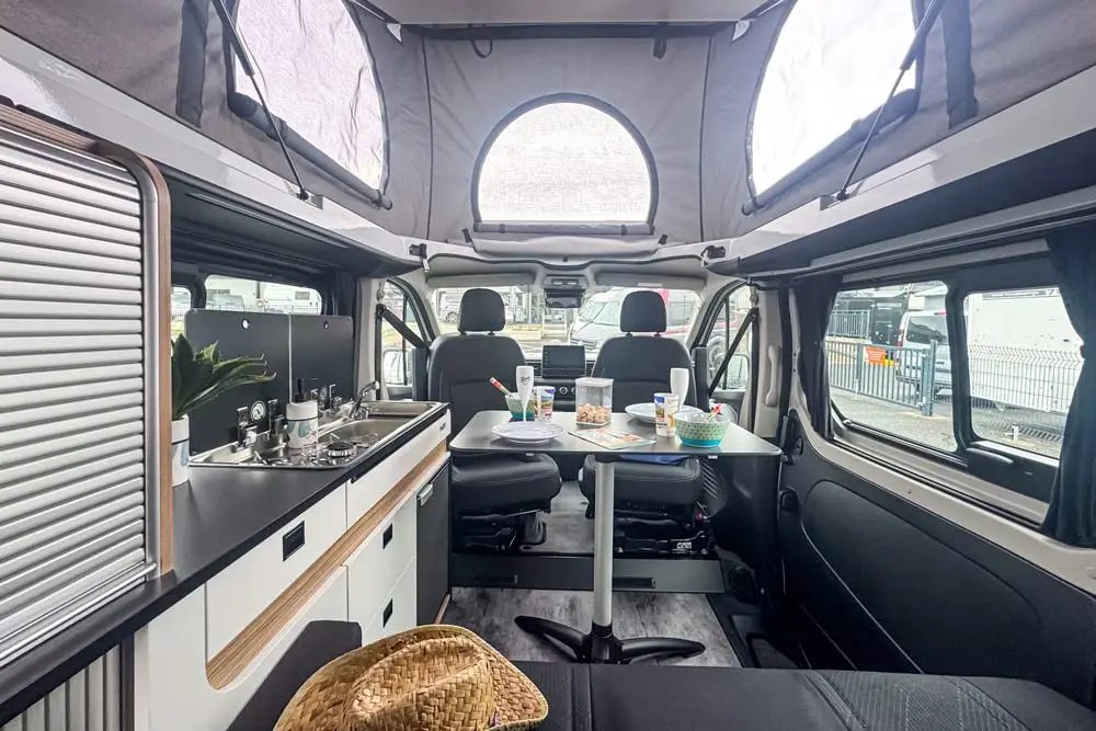 Roots-evasion-van-Pilote-angers-interieur-4