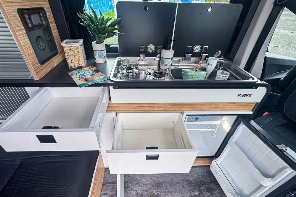 Roots-evasion-van-Pilote-angers-interieur-5