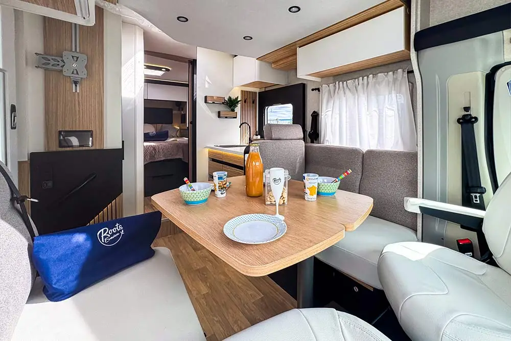 Roots-evasion-camping-car-Pilote-angers-interieur-1
