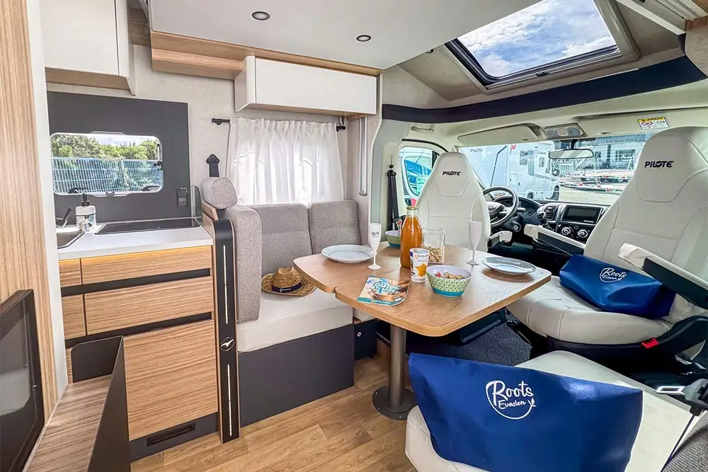 Roots-evasion-camping-car-Pilote-angers-interieur-2