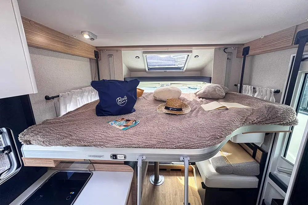 Roots-evasion-camping-car-Pilote-angers-interieur-4