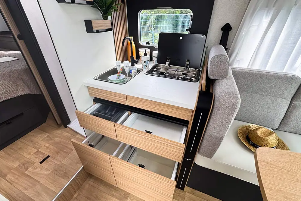 Roots-evasion-camping-car-Pilote-angers-interieur-5