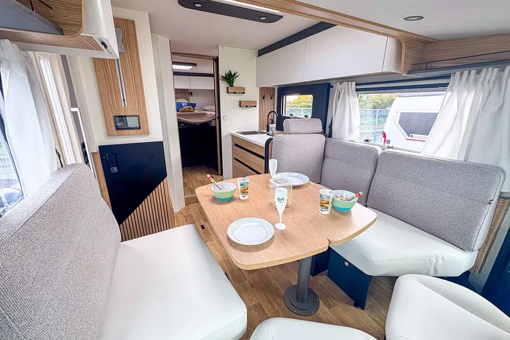 Roots-evasion-camping-car-integral-Pilote-angers-intertieur-1