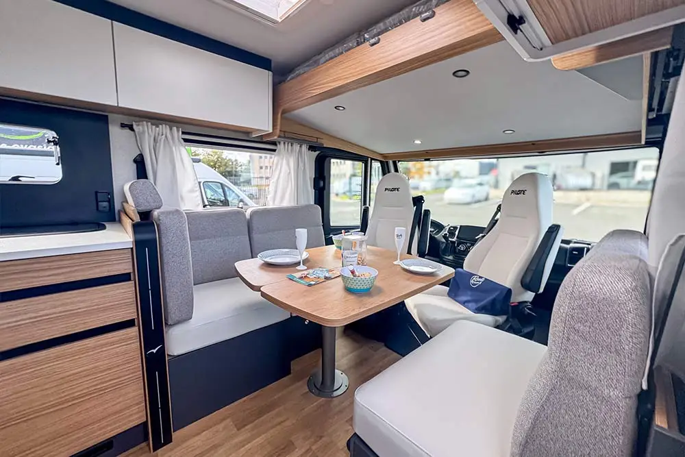 Roots-evasion-camping-car-integral-Pilote-angers-intertieur-2