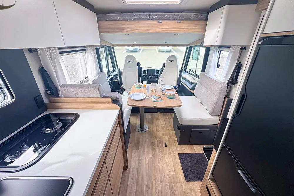 Roots-evasion-camping-car-integral-Pilote-angers-intertieur-3