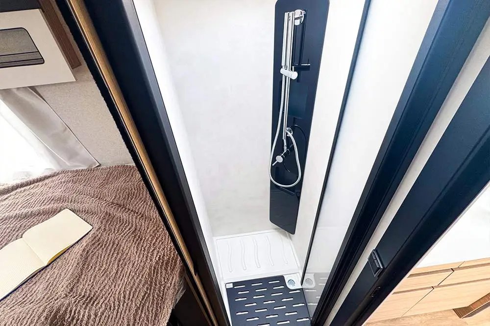 Roots-evasion-camping-car-integral-Pilote-angers-intertieur-6