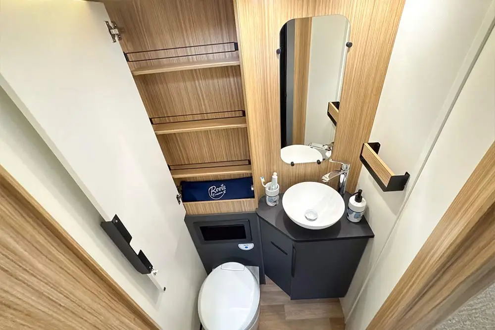 Roots-evasion-camping-car-integral-Pilote-angers-intertieur-7