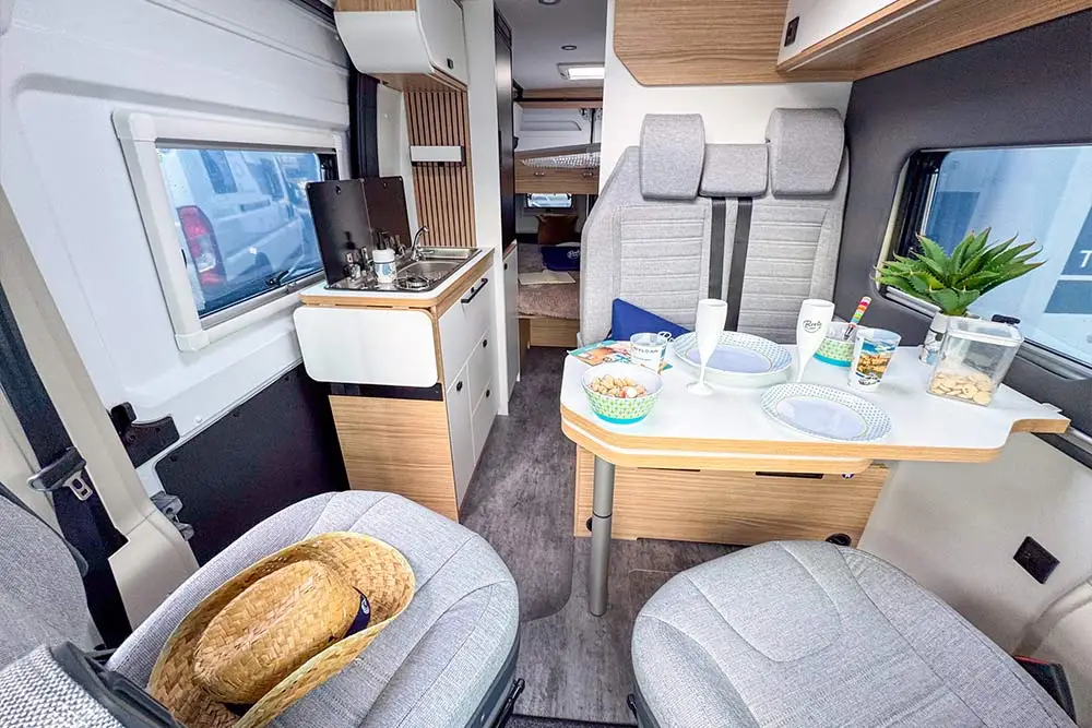 Roots-evasion-fourgon-Pilote-angers-interieur-2