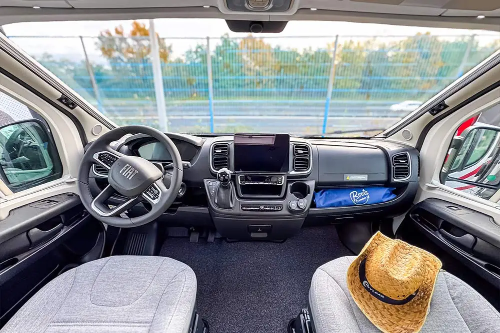 Roots-evasion-fourgon-Pilote-angers-interieur-6